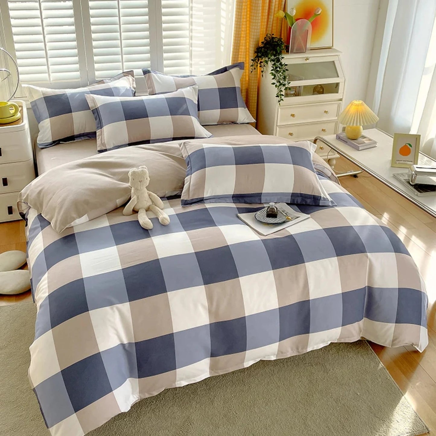 Experience ultimate comfort and style with this luxurious and cozy four-piece bed sheet set in a stunning large blue and white g Home Fusion