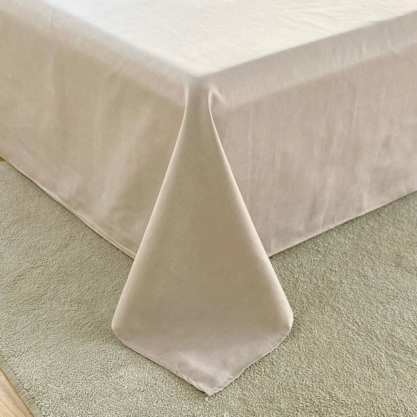 Experience ultimate comfort and style with this luxurious and cozy four-piece bed sheet set in a stunning large blue and white g Home Fusion