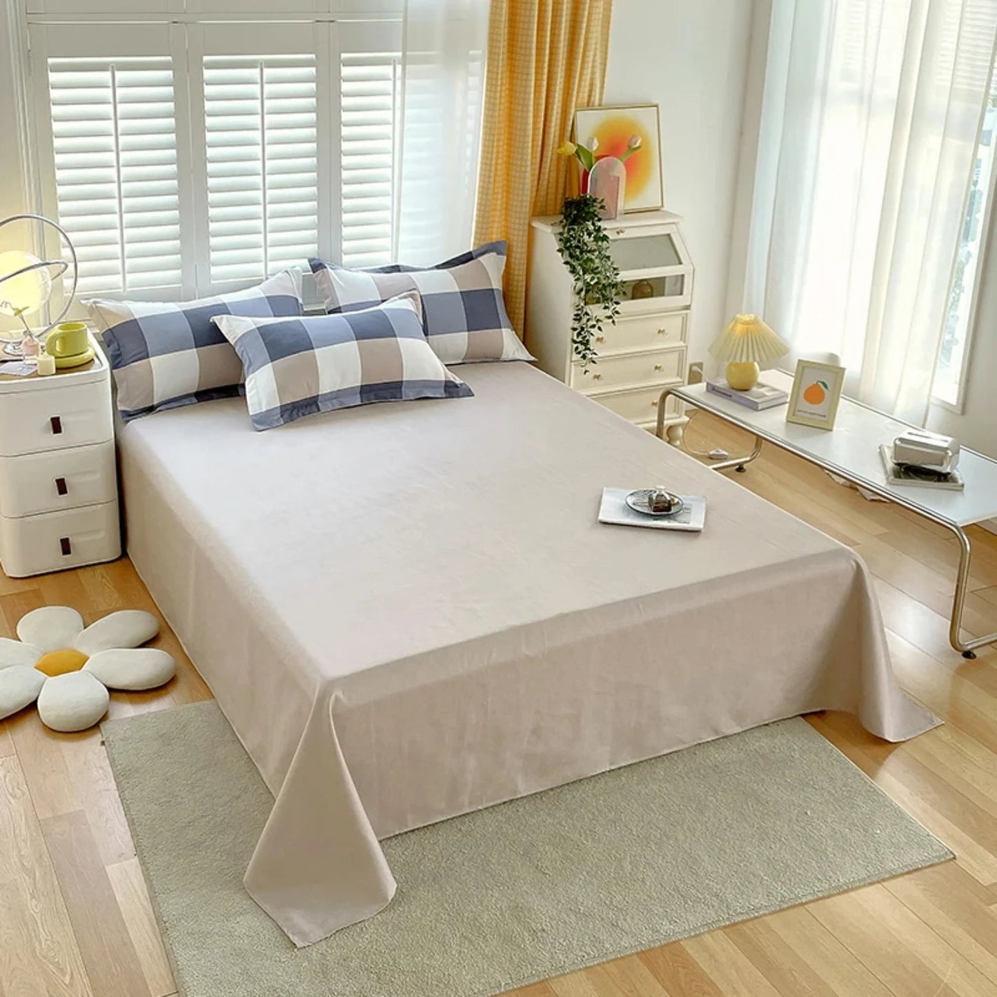 Experience ultimate comfort and style with this luxurious and cozy four-piece bed sheet set in a stunning large blue and white g Home Fusion
