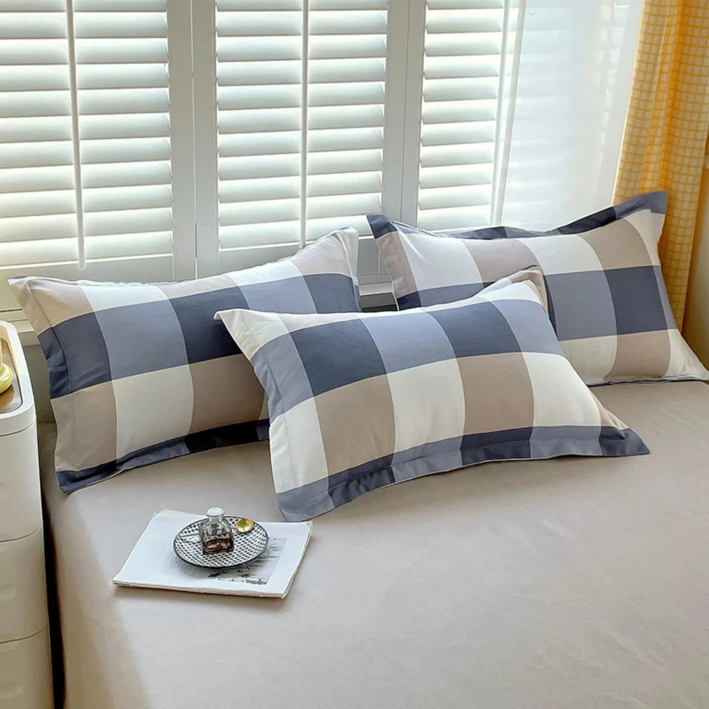 Experience ultimate comfort and style with this luxurious and cozy four-piece bed sheet set in a stunning large blue and white g Home Fusion