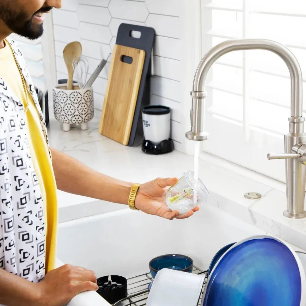 14 oz mini BPA-free personal blender with stainless steel cross blade for smoothies and shakes