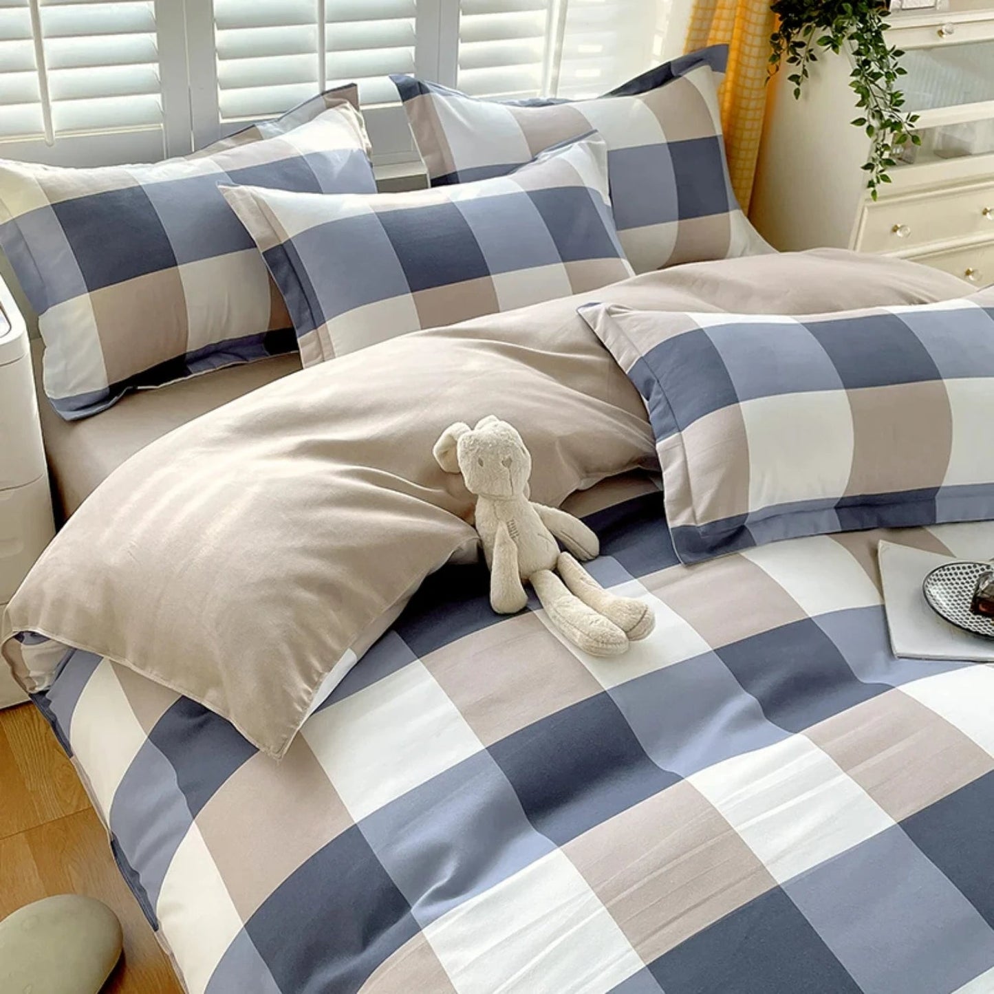 Experience ultimate comfort and style with this luxurious and cozy four-piece bed sheet set in a stunning large blue and white g Home Fusion