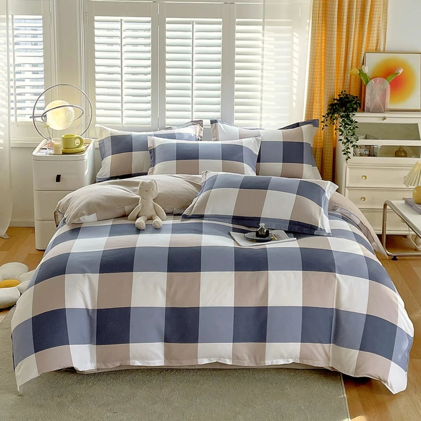 Experience ultimate comfort and style with this luxurious and cozy four-piece bed sheet set in a stunning large blue and white g Home Fusion
